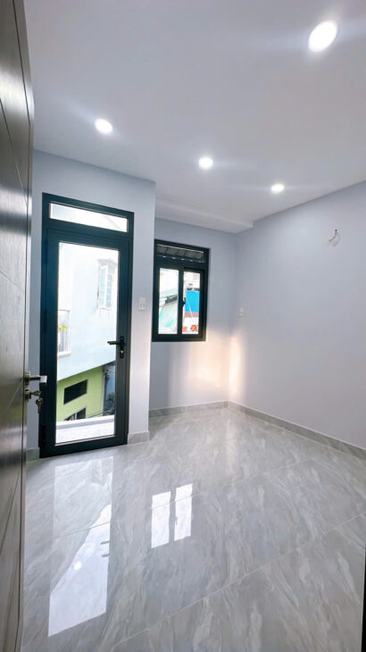 NHÀ ĐẸP MỚI ĐÚC BÊ TÔNG CÓ 2 TỶ NHỈNH Q4 HẺM NGANG 3.5 M