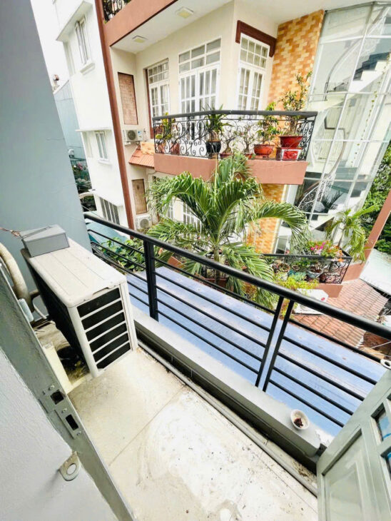 Bán nhà hẻm xe ô tô đường Phan Văn Trị, Phường 7, Quận Gò Vấp, giá chỉ 3 tỷ 9, nhà đẹp, ở ngay