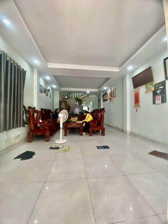❤️ Nhà đẹp 3 tầng, diện tích 90m2 (4.5 x 20), giá chỉ 5.3 tỷ.