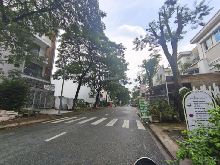 Bán nhà KDC Conic – 4 tầng 8 phòng master – SHR hoàn công đủ – 7x20m DT sàn: 331m2 – chỉ 13.6 tỷ