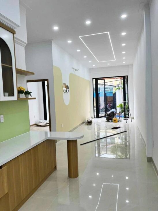 NHÀ MỚI HOÀN THIỆN 123M2 MẶT TIỀN ĐƯỜNG TÂN THỚI NHÌ, XE HƠI NGỦ TRONG SÂN. GẦN TRƯỜNG THCS LÝ