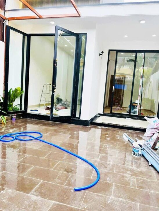 NHÀ MỚI HOÀN THIỆN 123M2 MẶT TIỀN ĐƯỜNG TÂN THỚI NHÌ, XE HƠI NGỦ TRONG SÂN. GẦN TRƯỜNG THCS LÝ