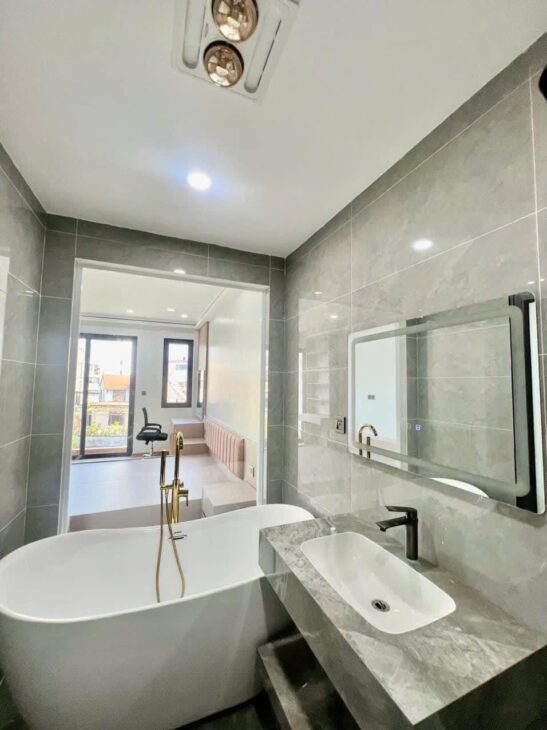 BÁN NHÀ VÕ CHÍ CÔNG- Ô TÔ- thang máy ở ngay -65M 5 TẦNG 14.3 TỶ
