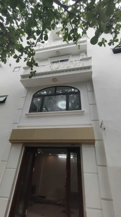 NHÀ MƯỚI 6 TẦNG THANG MÁY KINHH DOANH Ô TÔ ĐỖ CỬA- VÀO NHÀ Nguyễn Văn Linh 35m2 X 9.8 tỷ Long