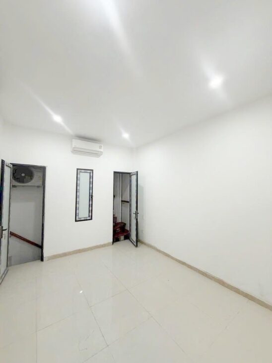 Bán nhà Lạc Long Quân 50m Ô tô Thang máy Giá ngon