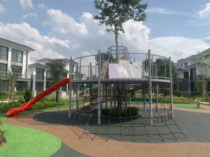 Lắp đặt thiết bị leo dây kết hợp cầu trượt tại khu vui chơi