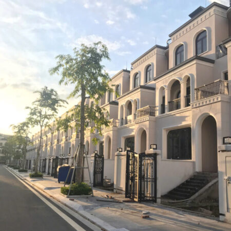 BÁN BT LIỀN KỀ CIPUTRA – ĐẸP, HIẾM, GIỮA 3 CÔNG VIÊN – 63.1 TỶ