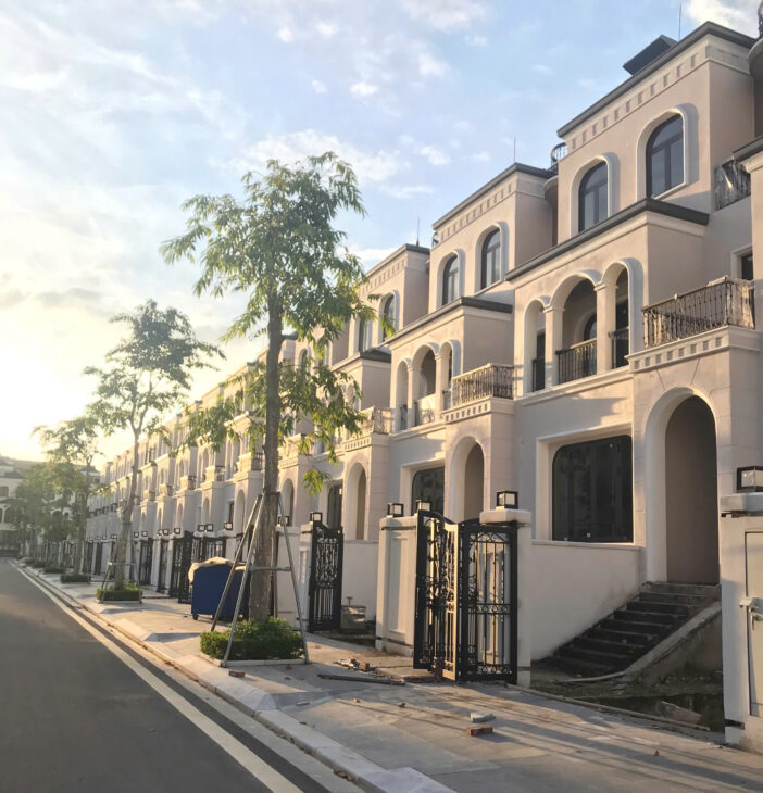 BÁN BT LIỀN KỀ CIPUTRA – ĐẸP, HIẾM, GIỮA 3 CÔNG VIÊN – 63.1 TỶ