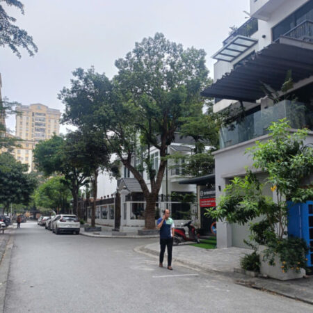 Biệt thự Mễ Trì 131.5m2- 4 tầng, vỉa hè, ôtô tránh, ở VIP, giá 36.6 tỷ
