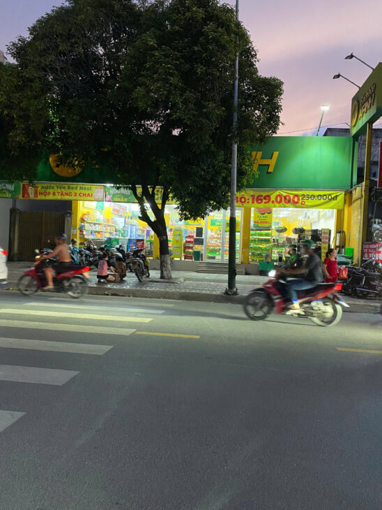 NHÀ 1 TRỆT 1 LỬNG MẶT TIỀN ĐƯỜNG THÔNG PHAN ĐĂNG LƯU DĨ AN, ĐỐI DIỆN TRƯỜNG MẦM NON, SÂN Ô TÔ DÀI.