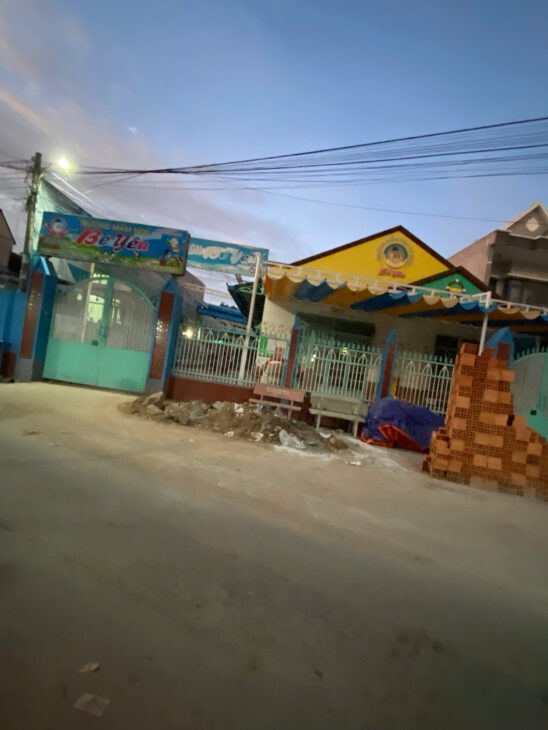 NHÀ 1 TRỆT 1 LỬNG MẶT TIỀN ĐƯỜNG THÔNG PHAN ĐĂNG LƯU DĨ AN, ĐỐI DIỆN TRƯỜNG MẦM NON, SÂN Ô TÔ DÀI.