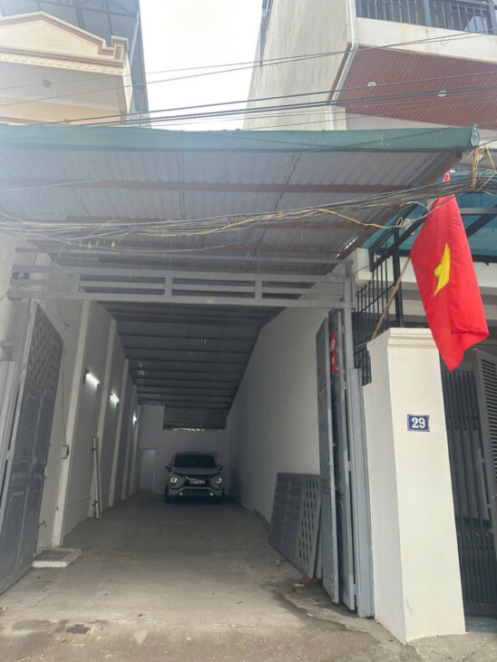 Chính chủ cần bán gấp lô đất sổ đỏ, oto đỗ vào nhà, trước nhà oto tránh tại số 29 ngõ 225 Nguyễn