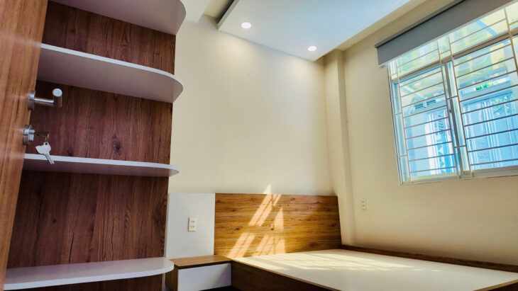 Nhà 1 trệt 1 lầu thiết kế hiện đại, có sân trước và giếng trời sau, thoáng sáng cả ngày