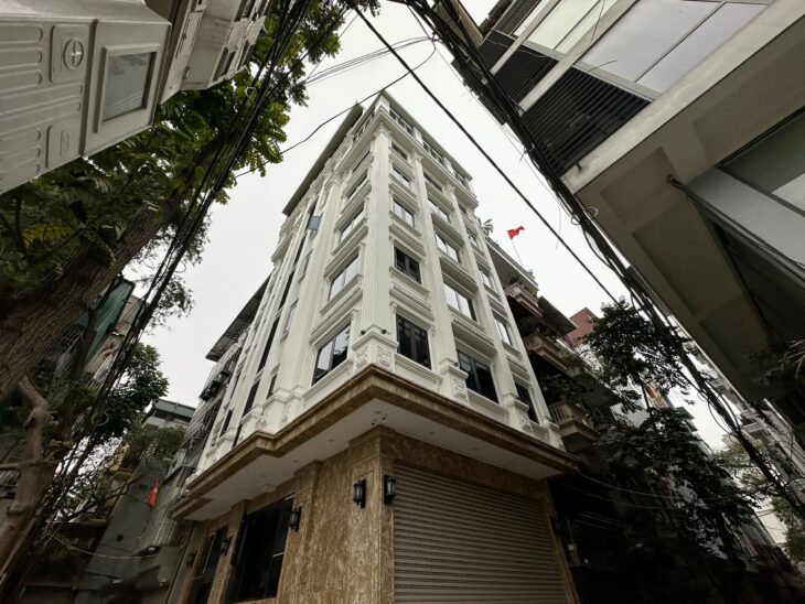 (Tin thật 100%) Bán tòa CHDV – Homestay Apartment lô góc mặt phố Trần Quốc Vượng – DT 2,3 tỷ/năm