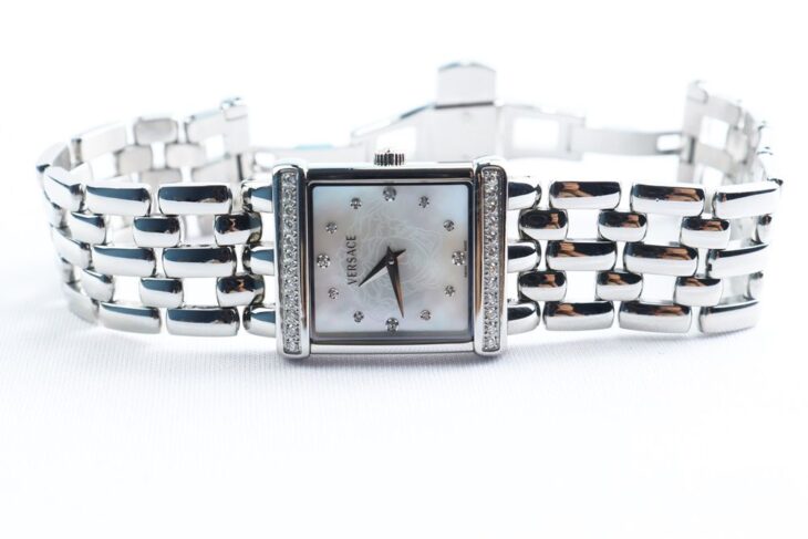 Đồng Hồ Nữ : Versace mặt khảm Xà Cừ – Niềng & cọc số đính full Kim Cương thiên nhiên…