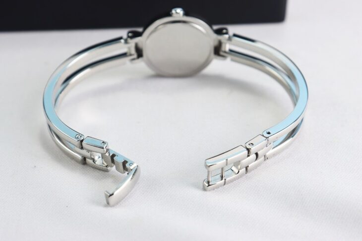 Đồng Hồ Nữ : Movado Lắc Tay, mặt xà cừ, đính 10 viên Kim Cương thiên nhiên fullbox…