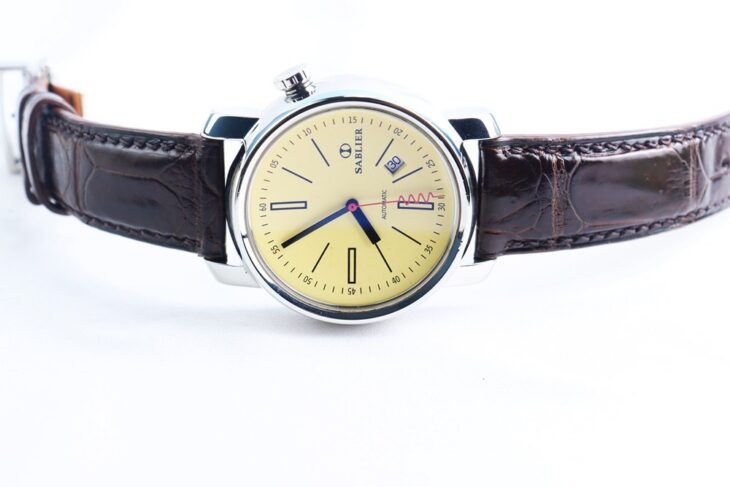 ĐH Nam : Sablier Automatic dây da – 3 kim mặt vàng núm xéo – Like New Fullbox…