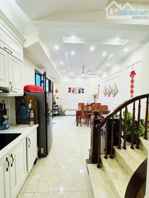 Bán nhà Ngọc Thụy. 36m. Nhà 5 tầng, nhiều tiện ích xung quanh. 5m ngõ ra ô tô. Chủ chào 7.7 tỷ có tl