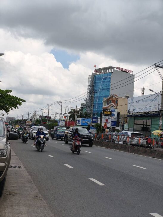 Bán đất thổ cư 9000m2 mặt tiền Nguyễn Văn Bứa, Hóc Môn. SHR, giá 130 tỷ. LH: 0908877745