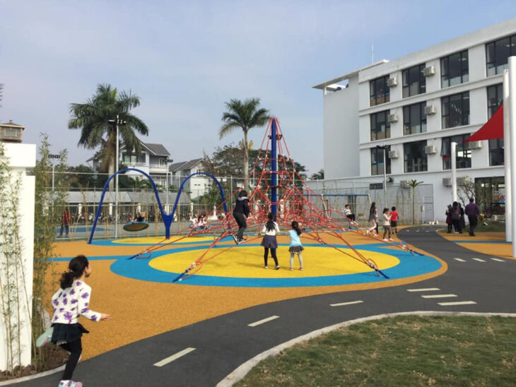 Lắp đặt thiết bị leo dây kết hợp cầu trượt tại khu vui chơi