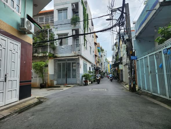 Nhà HXH Đường Huỳnh Văn Bánh Phường 13 Phú Nhuận Cũ. Nhà HXH Đường Huỳnh Văn Bánh Phường 13 Phú Nhuận Cũ.