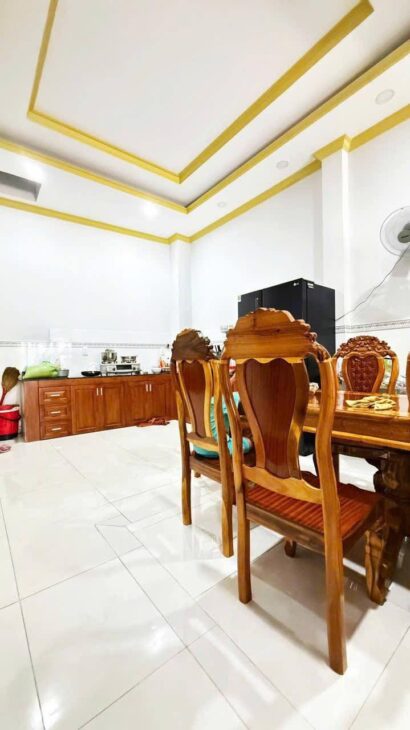 NHÀ 2 TẦNG BTCT MỚI TINH 127M2 NGANG HƠN 7 MÉT, Ô TÔ NGỦ TRONG NHÀ GIÁP QUẬN 12.