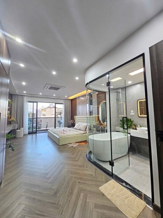 nhà đẹp Cổ Linh, 8 tầng thang máy, đối diện Aeon, gara, full nội thất