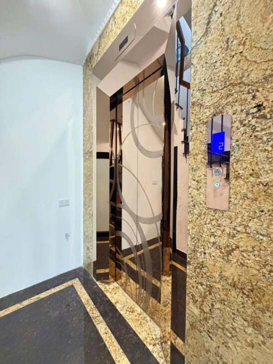 bán nhà lô góc Hoàng Như Tiếp, gần bệnh viện Tâm Anh, 7 tầng thang máy, ngõ thông, ôtô vào nhà