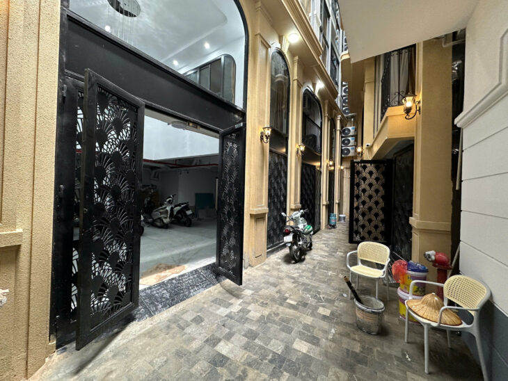 (Tin thật 100%) Bán tòa CHDV 104m2 x 32P ở Lê Đức Thọ – Dòng tiền 2,2 tỷ ~ 7,2%/năm – Cách phố 35m