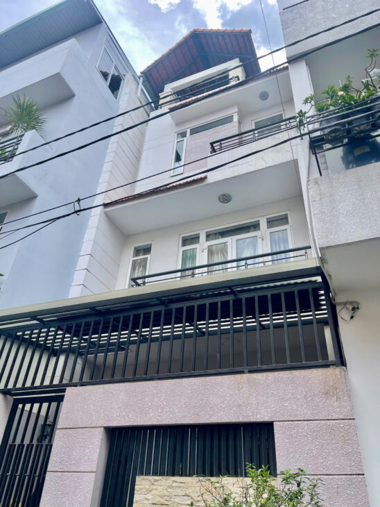 Bán gấp nhà 2 tầng 4*18 m, hẻm xe ô tô, đường Nguyễn Văn Lượng giá chỉ 6.5 tỷ, ở ngay