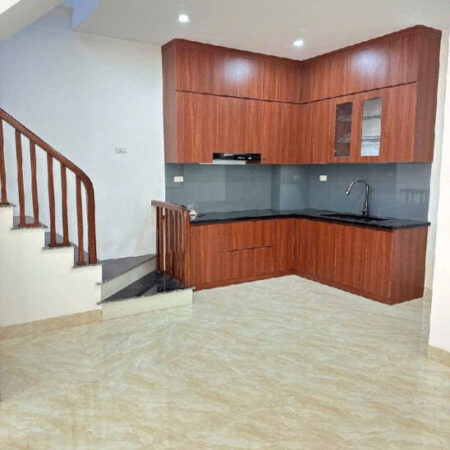 Bán nhà ở Đức Giang, 30m ra mặt phố, nhiều tiện ích. nhà 30,5m. giá 6x tỷ , x tiểu học ( có tl )