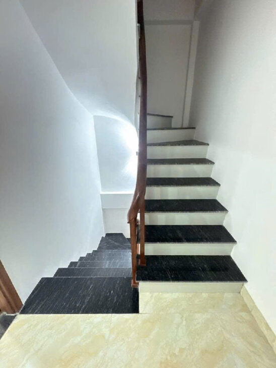 Bán nhà ở Đức Giang, 30m ra mặt phố, nhiều tiện ích. nhà 30,5m. giá 6x tỷ , x tiểu học ( có tl )