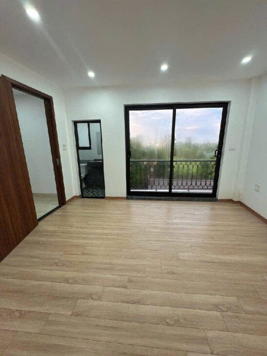 Bán nhà ở Đức Giang, 30m ra mặt phố, nhiều tiện ích. nhà 30,5m. giá 6x tỷ , x tiểu học ( có tl )