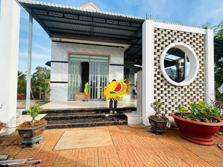 Bán gấp nhà và đất vườn sầu riêng. Nhà được trang bị đầy đủ tiện nghi. Chủ tặng toàn bộ nội thất