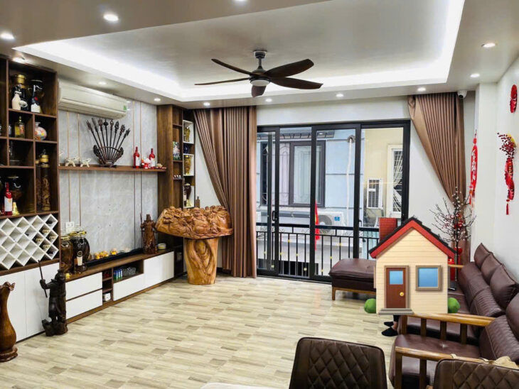Bán Nhà Lạc Long Quân, 40m, 5 tầng,xây chắc chắn! oto 7 chỗ ngủ trong nhà!