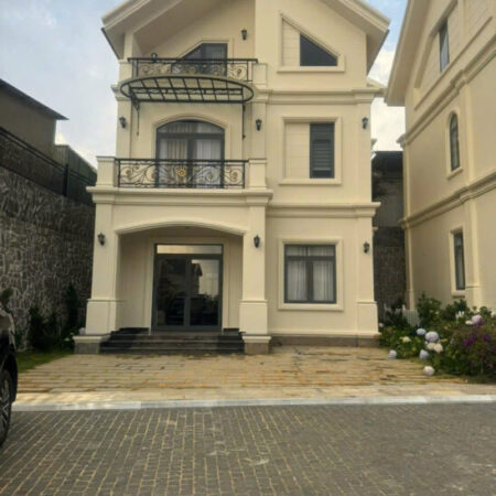 CHO THUÊ VILLA 5 PHÒNG FULL NỘI THẤT CAO CẤP SÂN VƯỜN RỘNG MẶT TIỀN MĂNG LIN ĐÀ LẠT
