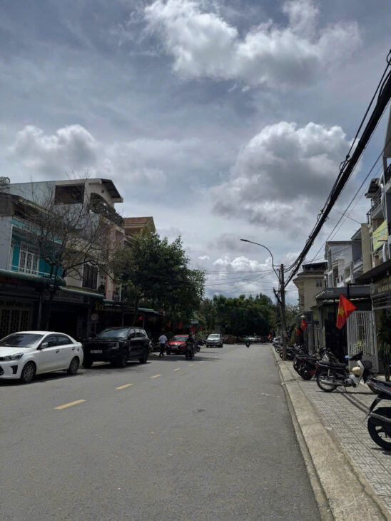 Cho thuê nhà nguyên căn 9 phòng ngủ sân đậu ô tô mặt tiền Nguyễn Lương Bằng phường 2 Đà Lạt giá 19