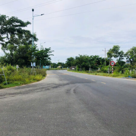 Bán 140m đất lô góc Hùng Vương, Tân Tiến,LaGi giá rẻ nhất 3.9 triệu/m2 sát Biển