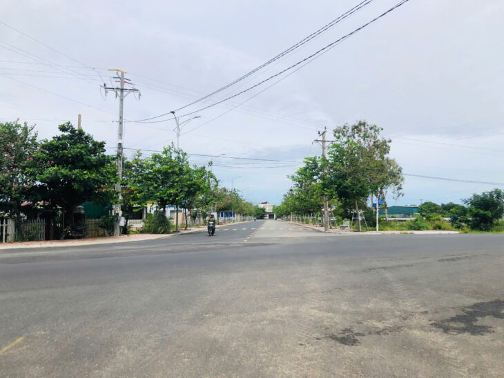 Bán 140m đất lô góc Hùng Vương, Tân Tiến,LaGi giá rẻ nhất 3.9 triệu/m2 sát Biển