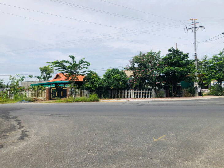 Bán 140m đất lô góc Hùng Vương, Tân Tiến,LaGi giá rẻ nhất 3.9 triệu/m2 sát Biển