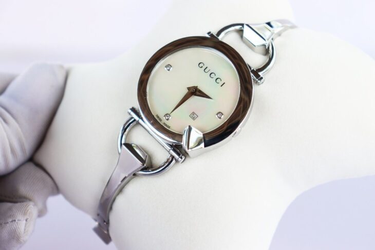 Đồng Hồ Gucci Nữ ( Lắc Tay ) Mặt Xà Cừ / đính Kim Cương thiên nhiên – Fullbox