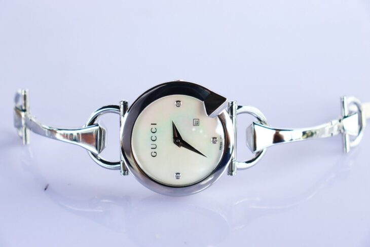 Đồng Hồ Gucci Nữ ( Lắc Tay ) Mặt Xà Cừ / đính Kim Cương thiên nhiên – Fullbox