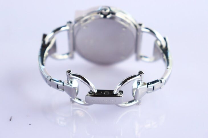 Đồng Hồ Gucci Nữ ( Lắc Tay ) Mặt Xà Cừ / đính Kim Cương thiên nhiên – Fullbox