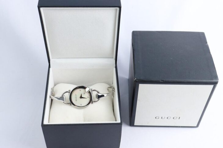 Đồng Hồ Gucci Nữ ( Lắc Tay ) Mặt Xà Cừ / đính Kim Cương thiên nhiên – Fullbox