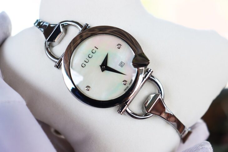 Đồng Hồ Gucci Nữ ( Lắc Tay ) Mặt Xà Cừ / đính Kim Cương thiên nhiên – Fullbox