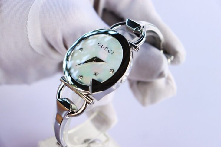 Đồng Hồ Gucci Nữ ( Lắc Tay ) Mặt Xà Cừ / đính Kim Cương thiên nhiên – Fullbox