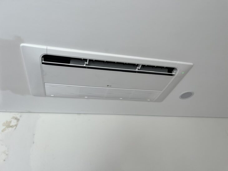 Lắp máy lạnh âm trần LG 2.0hp inverter ZTNQ18GTLA0