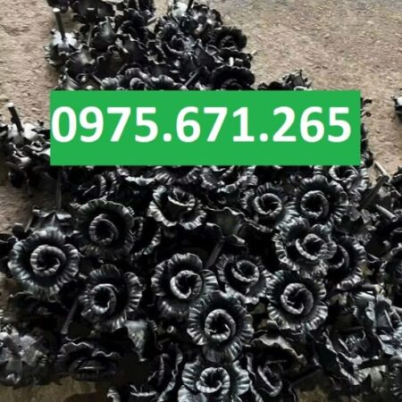 Bông hồng sắt rèn làm điểm nhấn cho cổng biệt thự