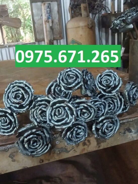 Bông hồng sắt rèn làm điểm nhấn cho cổng biệt thự
